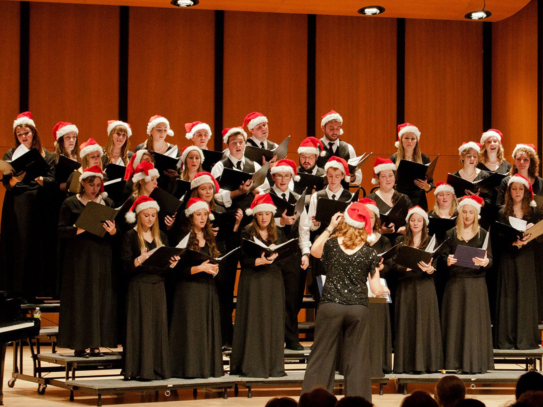 The Endicott Singers get into the holiday spirit with Lumens