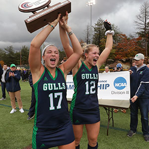 Captains from the 2018 Endicott field hockey team hoisting their conference championship trophy