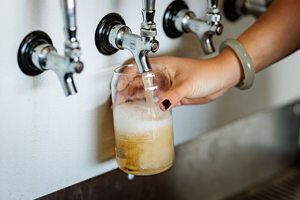 Jennifer Hao ’28 pouring kombucha