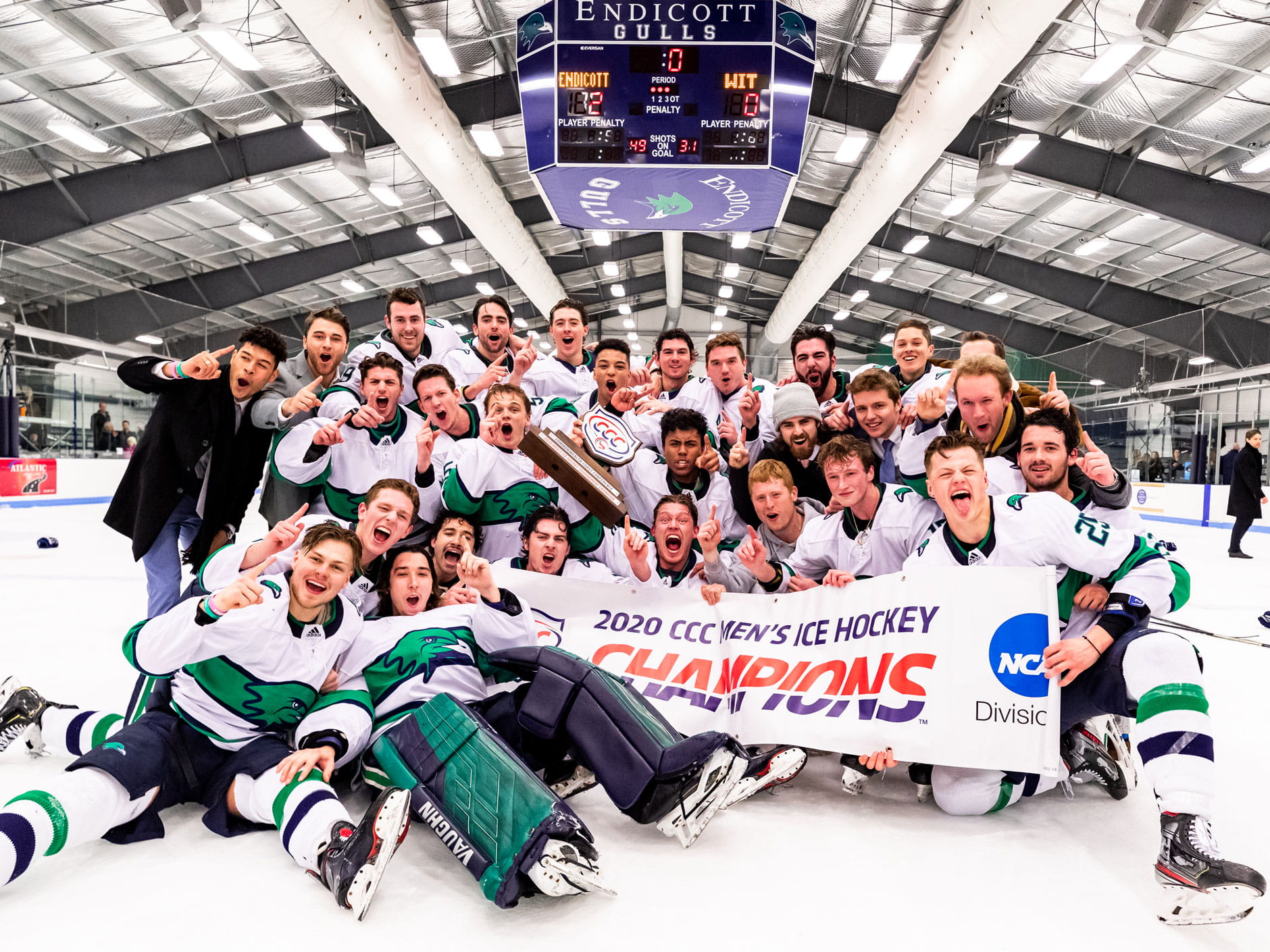 Endicott men's hockey team celebrates CCC title