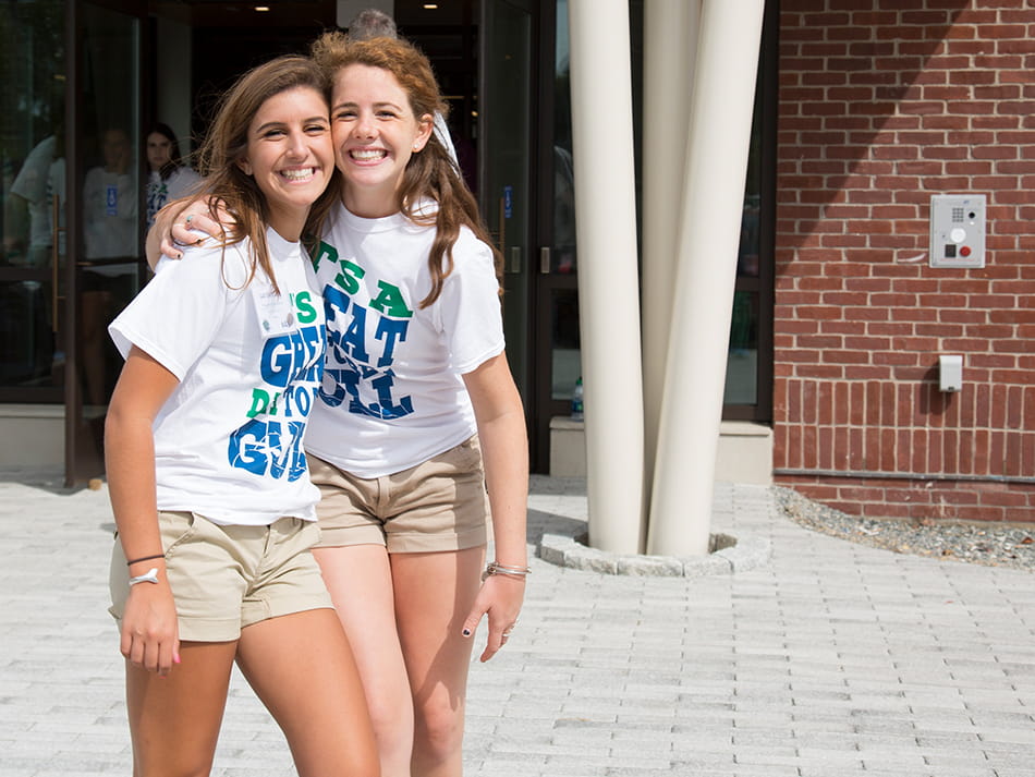 two students smiling/enjoying move in day