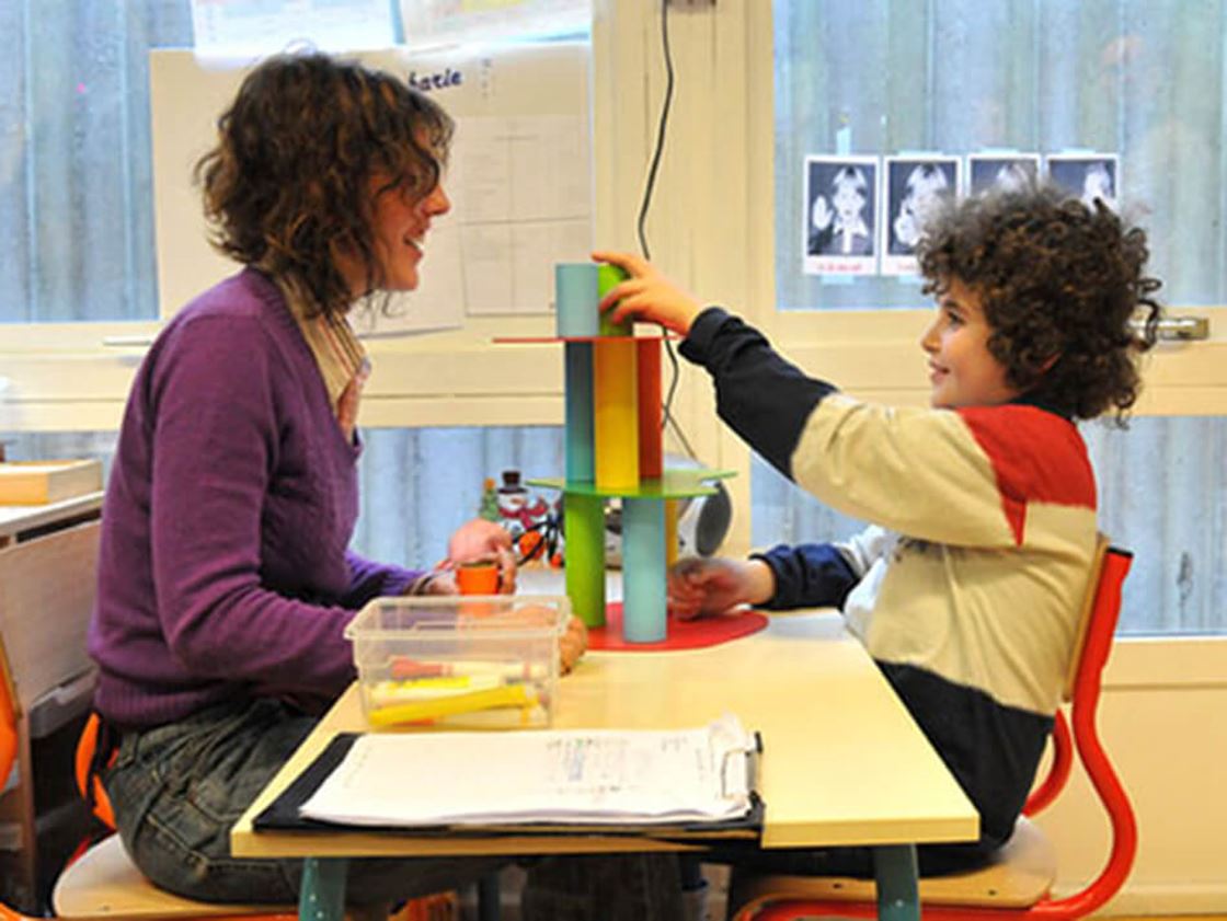 Занятие для детей с аутизмом в школе. Лёгкие формы аутизма. Аутизм у детей. Рда обучение. Синдром раннего детского аутизма.